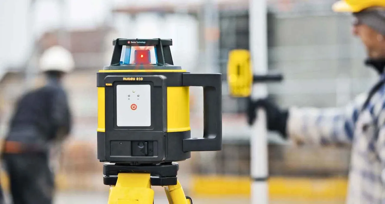 Trainerin leitet Ingenieurin bei Laservermessung an