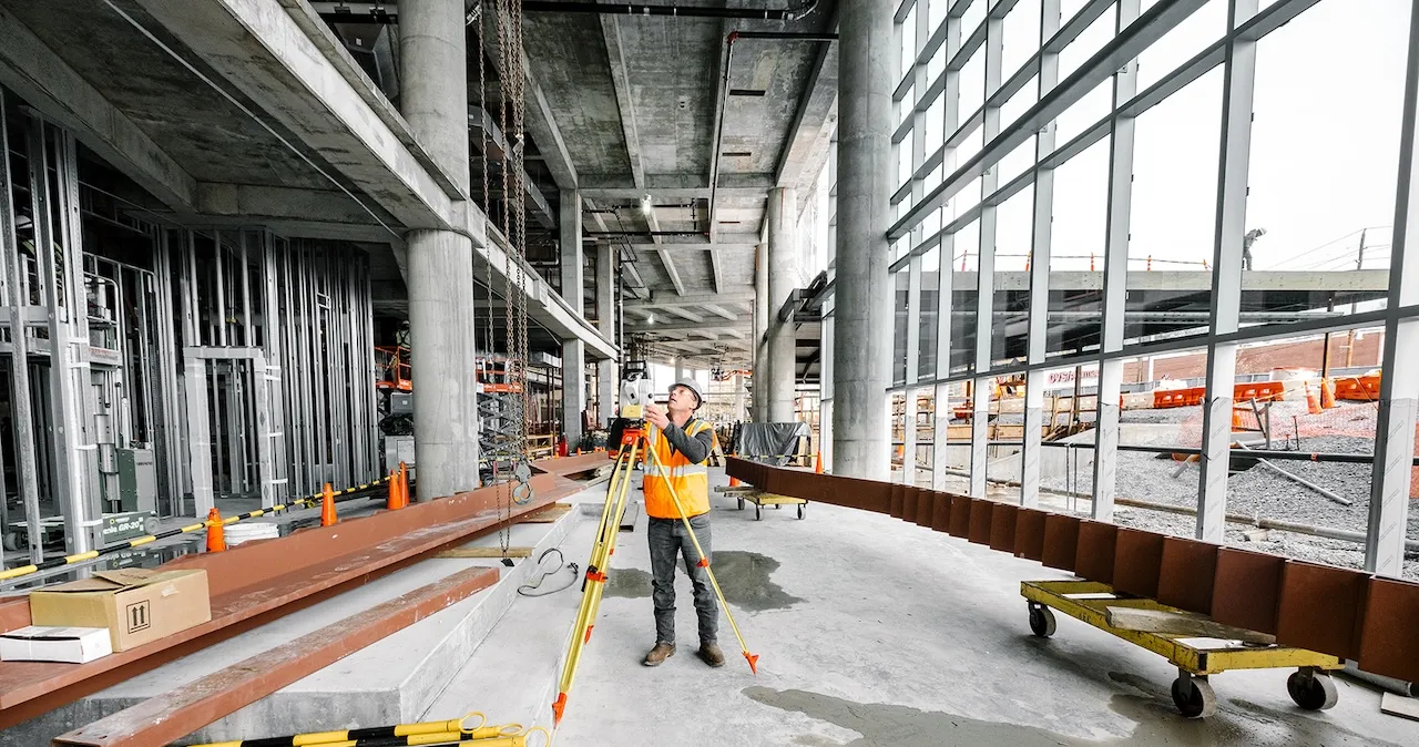 Ingenieur beim Laserscannen einer Baustelle