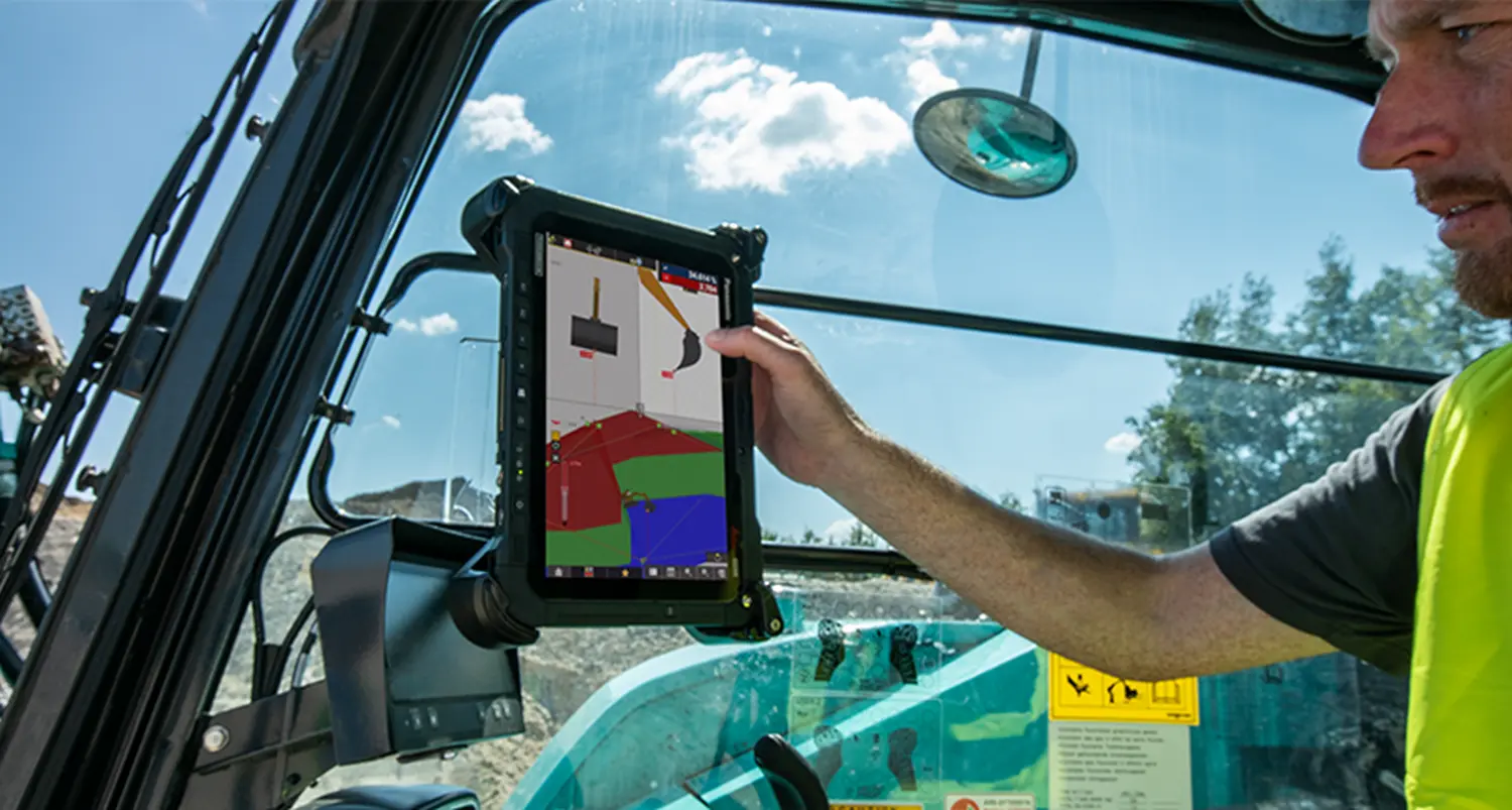 Mann hält Leica iCON Baustellenbagger – 3D-System