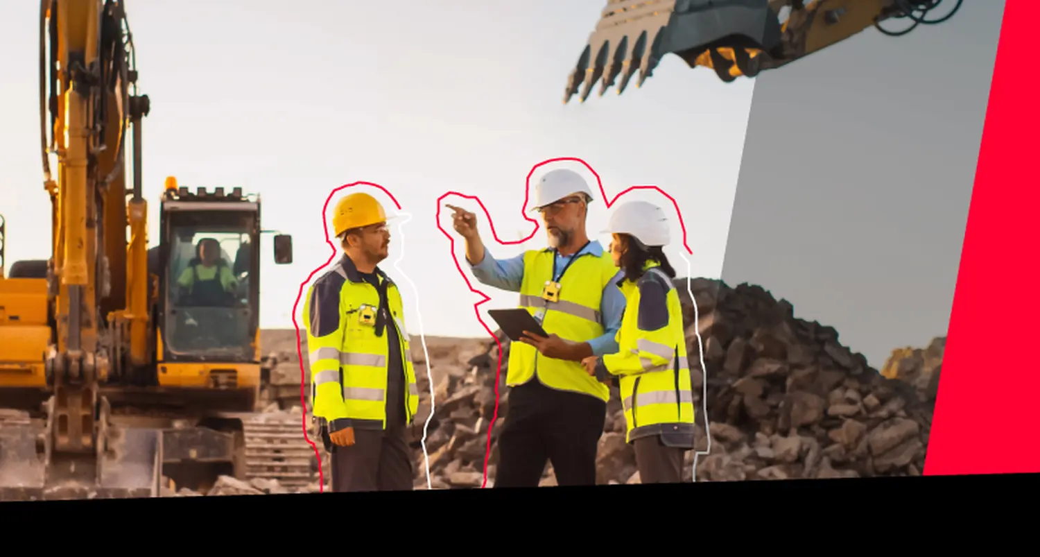 Gruppe von Bauingenieuren, die Pläne oder Daten auf einem Tablet besprechen